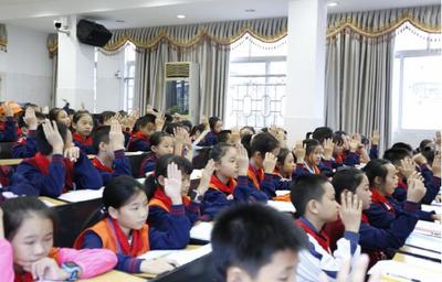 「老隆镇第一小学」隆重召开第十九届少先队员代表大会