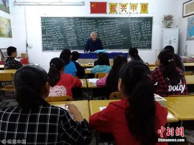 乡村教师坚守37年,如今家庭有难,学生们这样报答她