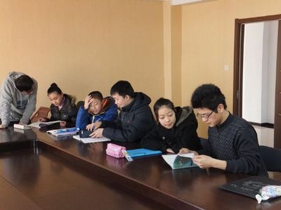 航天学院“春蕾之家”志愿服务队走进乐园社区开展义务家教