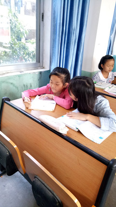 爱心家教服务队举行义务辅导活动