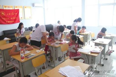 “四点半学校”护航孩子暑假 大学生志愿者义务辅导作业