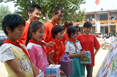 大学生情系“留守儿童”