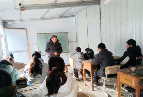 睢宁官山 85岁老教师义务辅导留守儿童17年