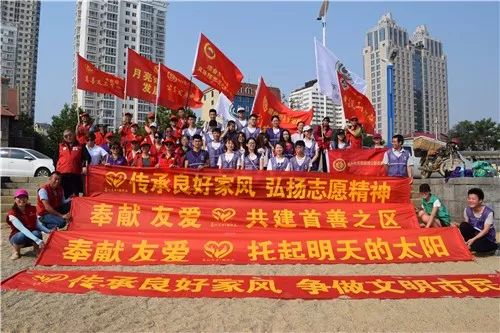 感动 烟台火车站有群义务指路的志愿者