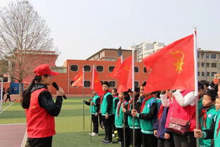 队旗飘扬 小树成长 巩义市第二小学组织少先队员进行植树活动