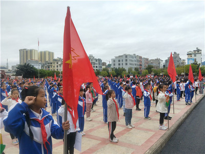 点亮希望的微光 记社区义务辅导队的温暖力量